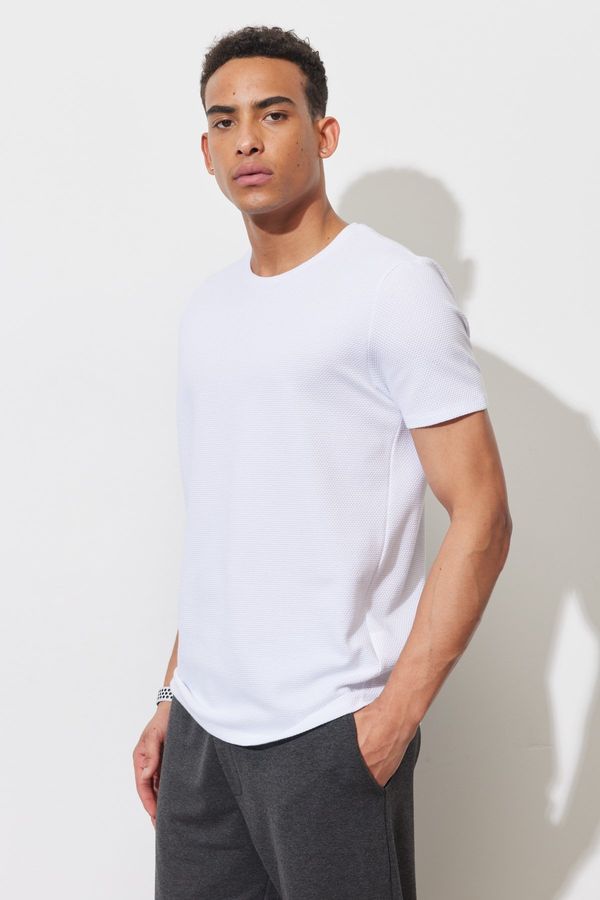 ALTINYILDIZ CLASSICS ALTINYILDIZ CLASSICS Men's White Slim Fit Slim Fit Crew Neck Short Sleeved Soft Touch Basic T-Shirt.