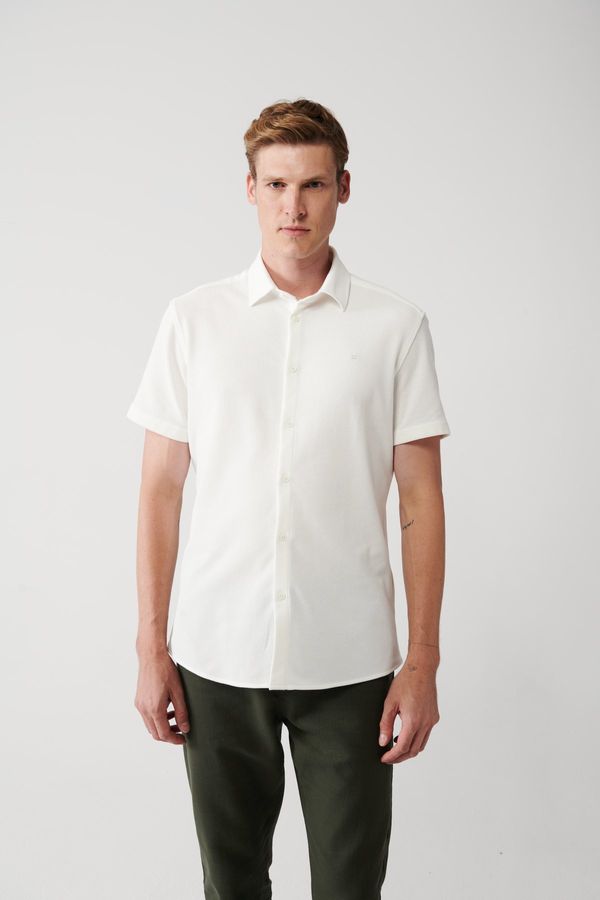 Avva Avva Men's White Easy-to-Iron Classic Collar Knitted Lycra Cotton Slim Fit Slim Fit Short Sleeve Shirt