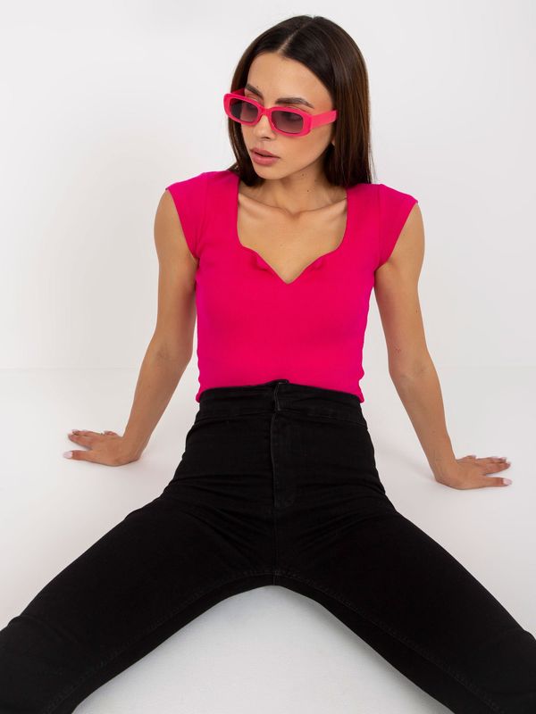 Fashionhunters Basic fuchsia ribbed blouse with short sleeves RUE PARIS