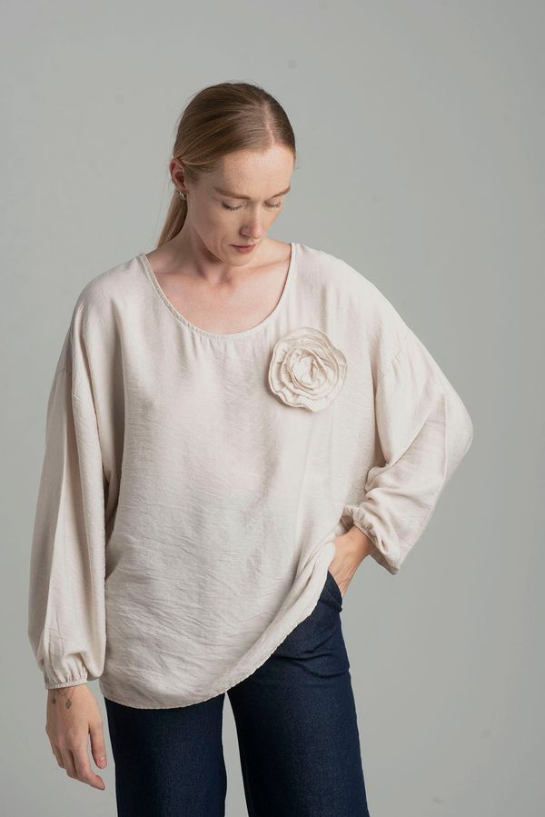 FASHION Beige oversize blouse with a decorative flower