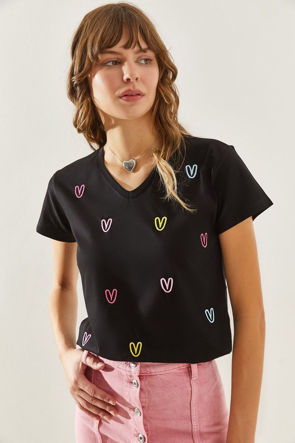 Bianco Lucci Bianco Lucci Women's V-Neck Scattered Embroidery Heart Embroidered T-Shirt