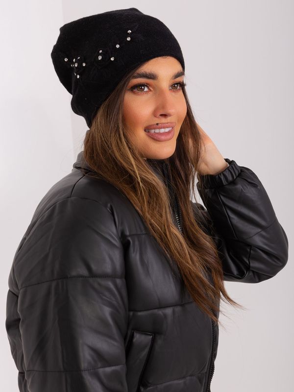 Fashionhunters Black plain knit cap with appliqués