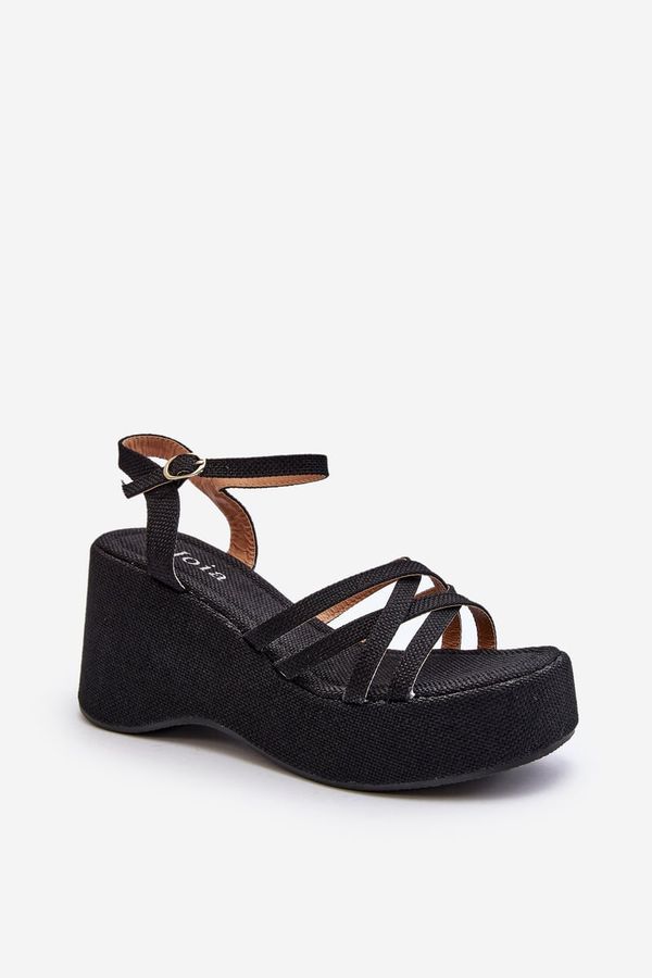 Kesi Black sandals on the Oporia platform and on the wedge