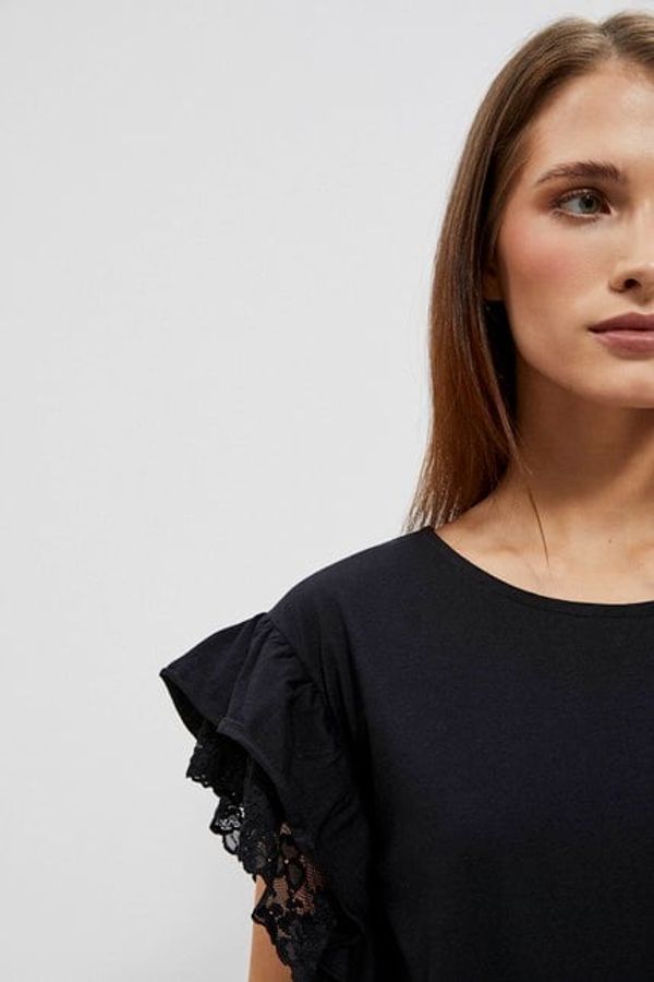 Moodo Blouse with ruffles on the shoulders