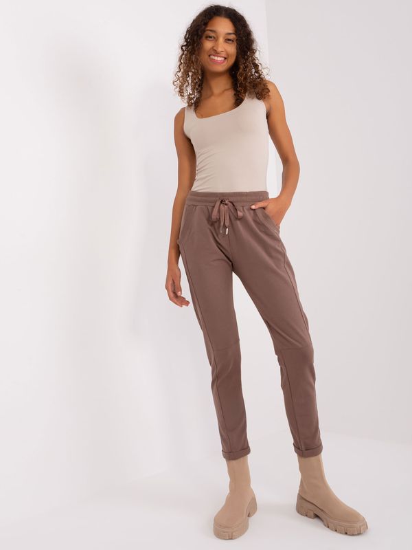 Fashionhunters Brown basic sweatpants with pockets from Aprilia