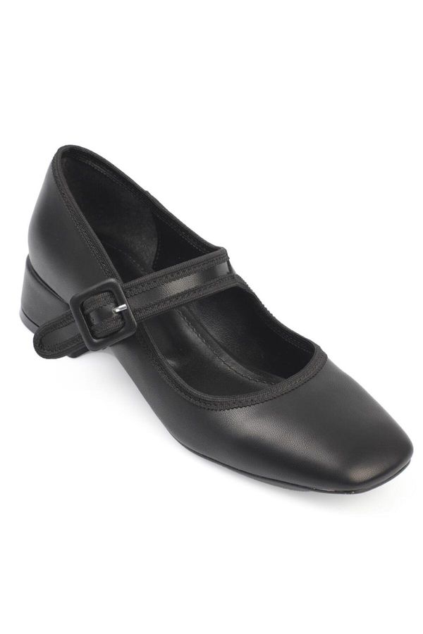 Capone Outfitters Capone Outfitters Capone Flat Toe Women's Shoes with Tape and Buckle Low Heel