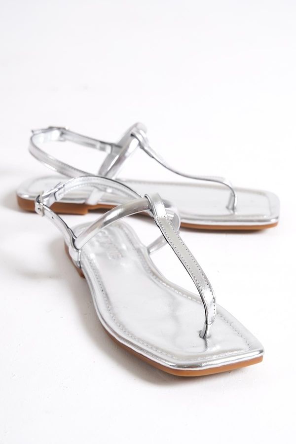 Capone Outfitters Capone Outfitters Capone Metallic Silver Women's Sandals with Chunk Toe Flip-Flops.