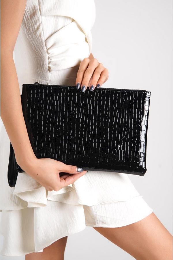 Capone Outfitters Capone Outfitters Capone Patent Leather Crocodile Pattern Paris Women's Black Clutch Bag