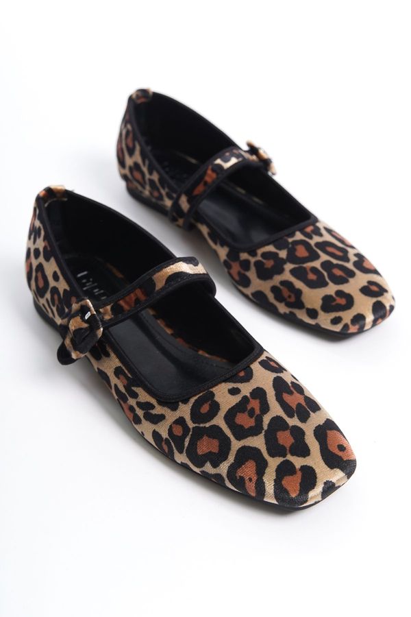 Capone Outfitters Capone Outfitters Women's Buckle Detailed Leopard Velvet Ballet Flats