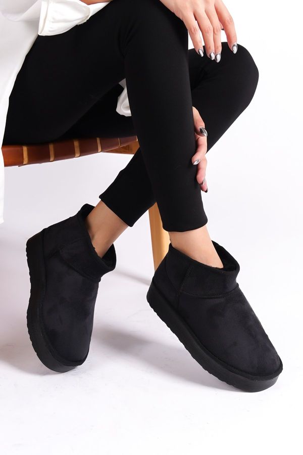 Capone Outfitters Capone Outfitters Women's Short Boots With A Thick Sole, Round Toe And Shearling.