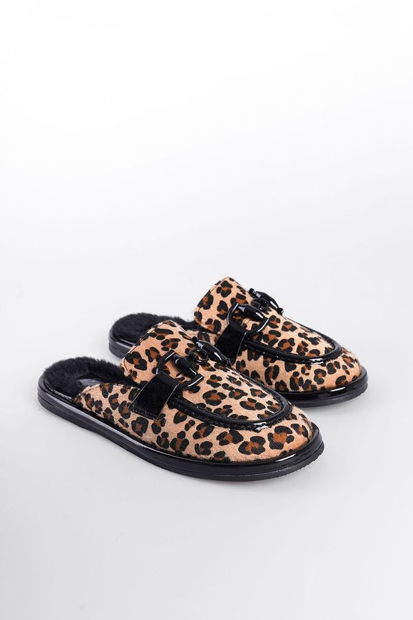 Capone Outfitters Capone Outfitters Women's Slippers with Closed Toe and Hairy Inside