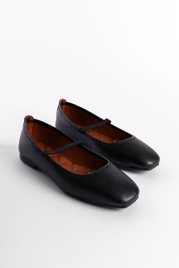 Capone Outfitters Capone Outfitters Women's Strappy Matte Black Ballerinas