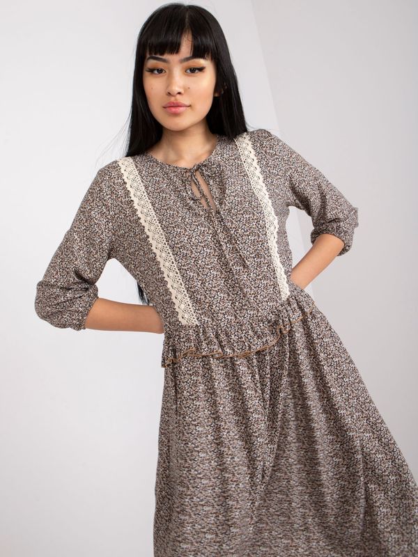 Fashionhunters Casual brown dress with 3/4 sleeves RUE PARIS