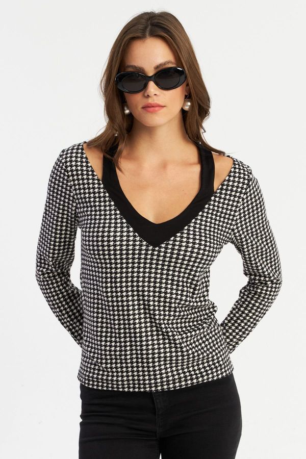 Cool & Sexy Cool & Sexy Women's Black-Ecru V-Neck Houndstooth Blouse