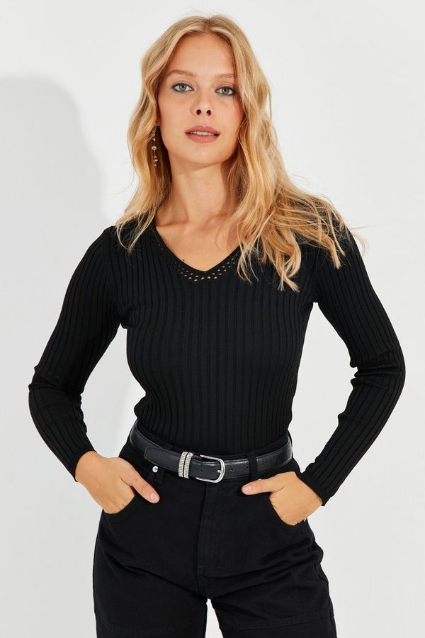 Cool & Sexy Cool & Sexy Women's Black V-Neck Ribbed Knitwear Blouse