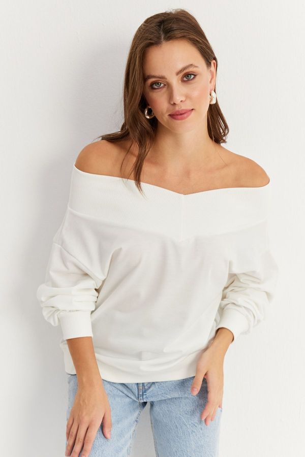 Cool & Sexy Cool & Sexy Women's Ecru Short Sweatshirt TF16