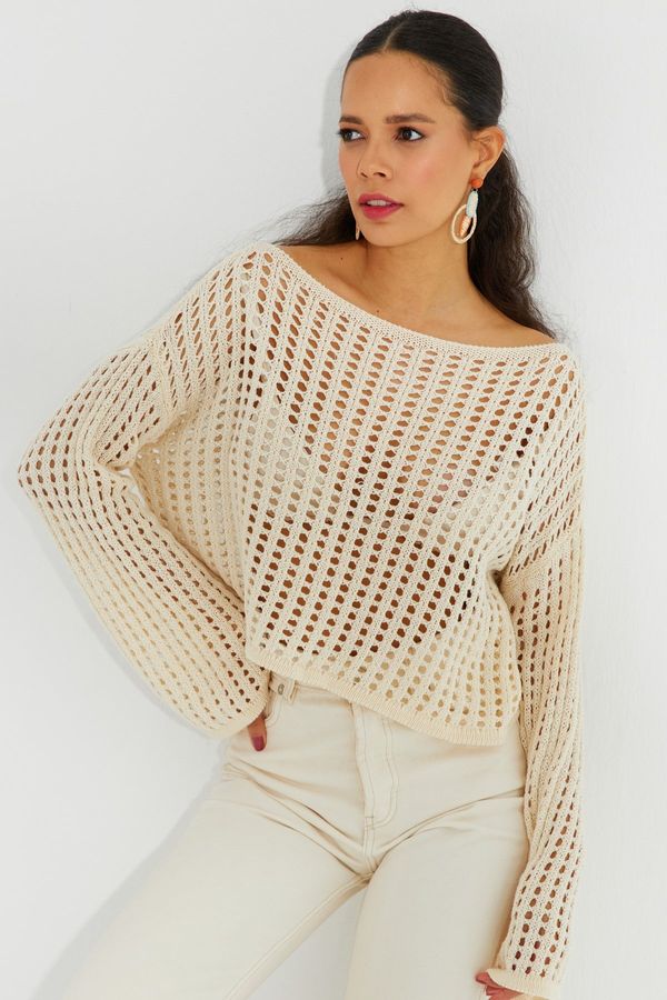 Cool & Sexy Cool & Sexy Women's Ecru Spanish Short Knitwear blouse with openwork sleeves