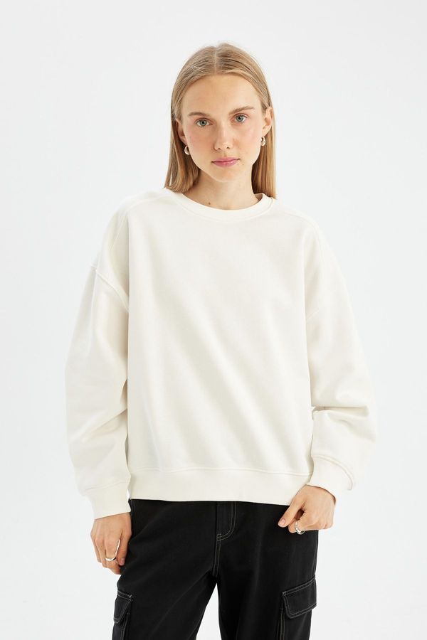 DEFACTO DEFACTO Women's White Cool Oversize Fit Wide Pattern Crew Neck Thick Basic Plain Sweatshirt