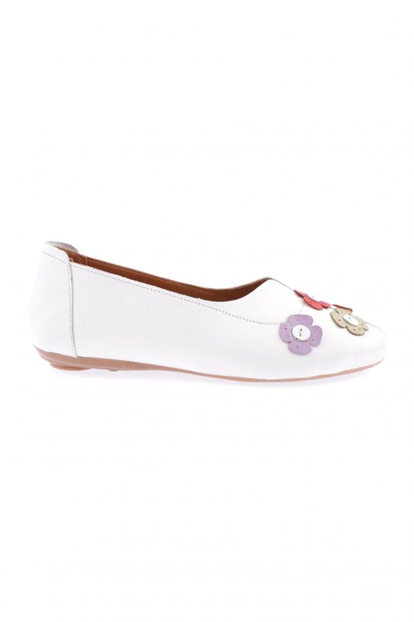 DGN DGN 200-23y Women's Zennee Flat Shoes with Flower Accessories.