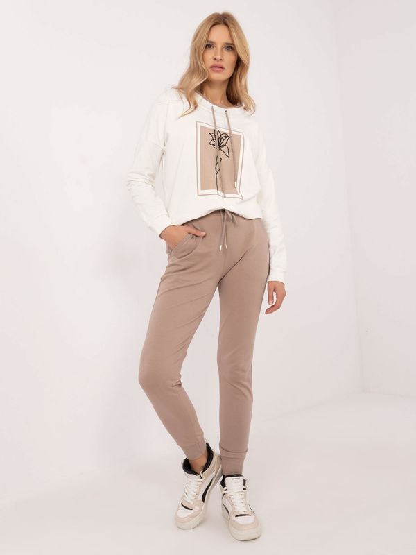 Fashionhunters Ecru-beige tracksuit with hoodless sweatshirt