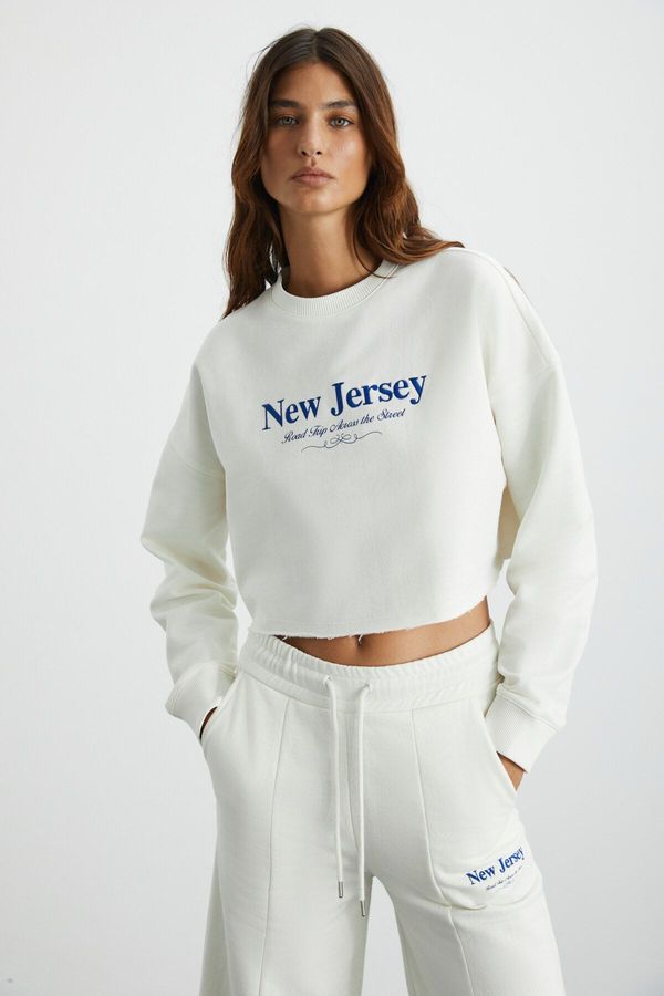 GRIMELANGE GRIMELANGE Stina Women's Crop City Themed Embroidery Detailed 100% Organic Cotton Knitted Ecru Sweatshirt