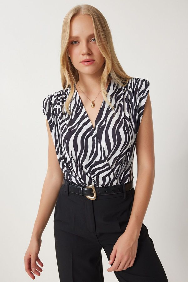 Happiness İstanbul Happiness İstanbul Women's Black and White Wrap Collar Padded Snap Knitted Blouse