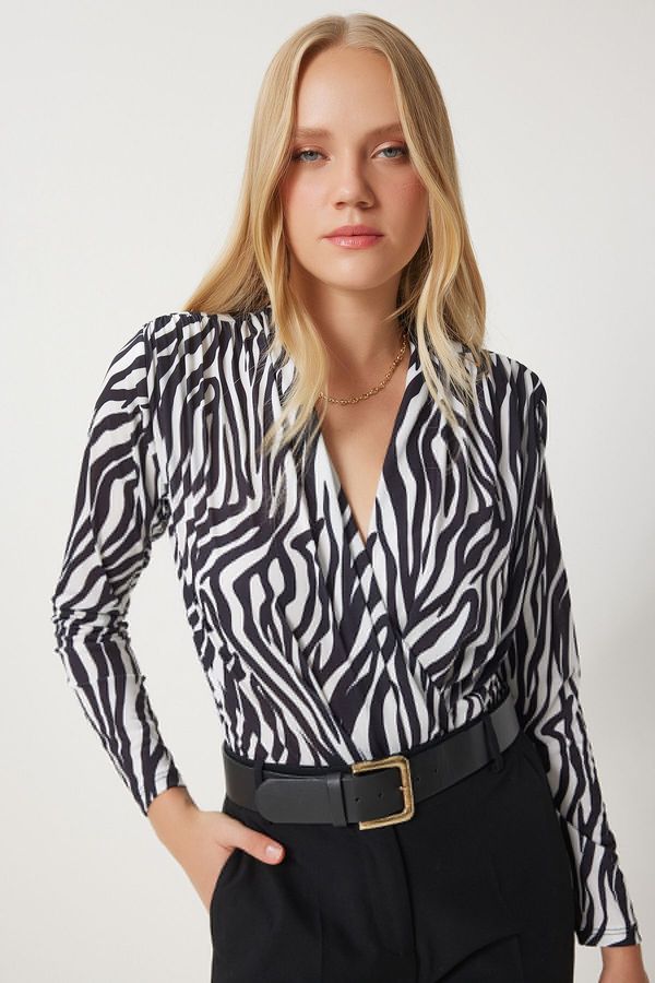 Happiness İstanbul Happiness İstanbul Women's Black and White Wrap Collar Padded Snap Sandy Blouse