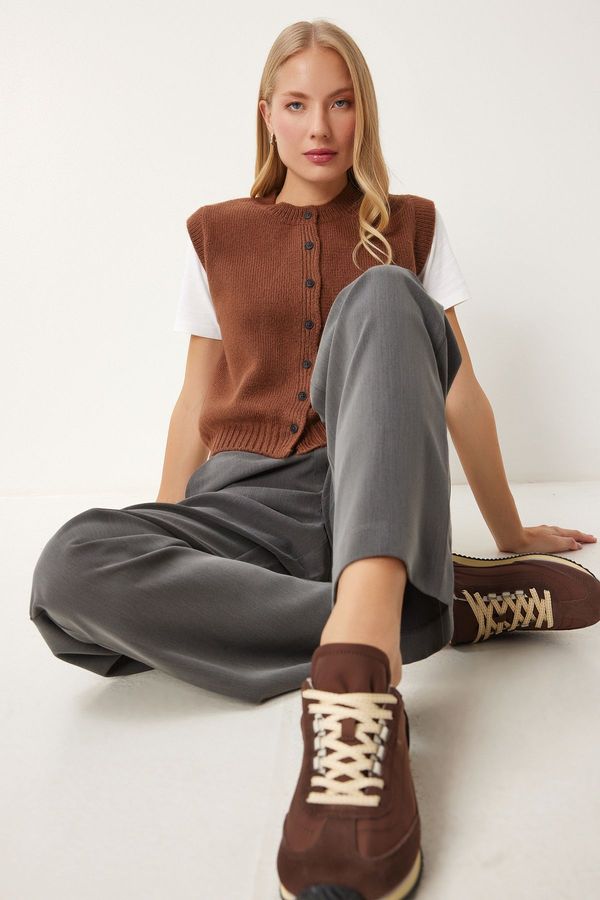 Happiness İstanbul Happiness İstanbul Women's Brown Crew Neck Buttoned Knit Vest