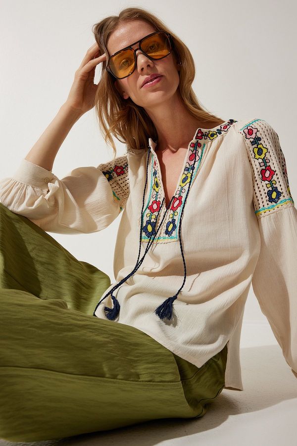 Happiness İstanbul Happiness İstanbul Women's Cream Floral Embroidered Linen Blouse