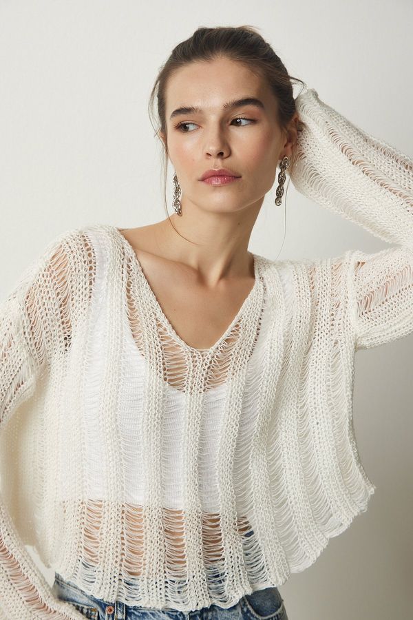 Happiness İstanbul Happiness İstanbul Women's White V-Neck Ripped Detail Seasonal Crop Knitwear Sweater