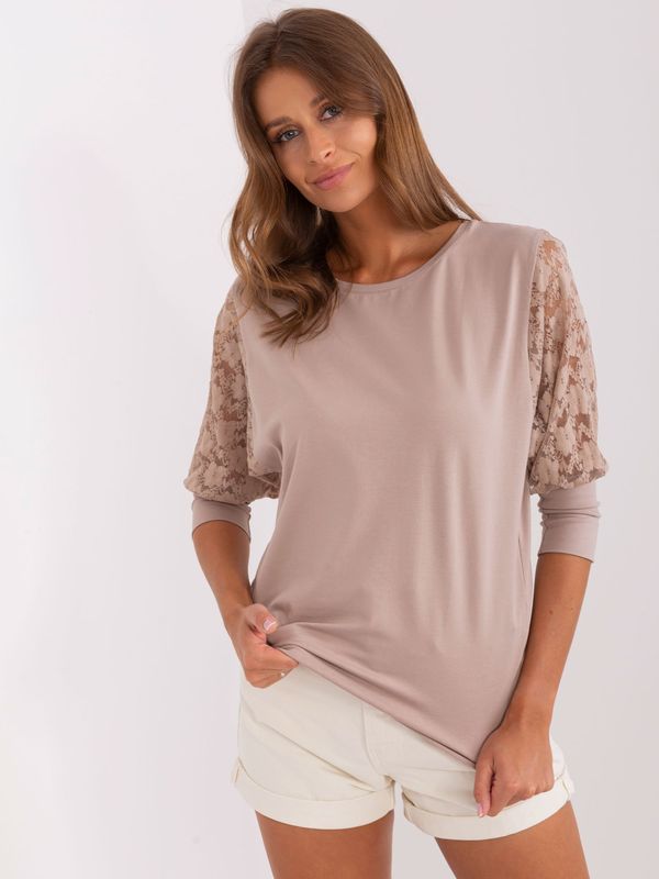 Fashionhunters Havana RUE PARIS beige blouse with lace on the sleeves