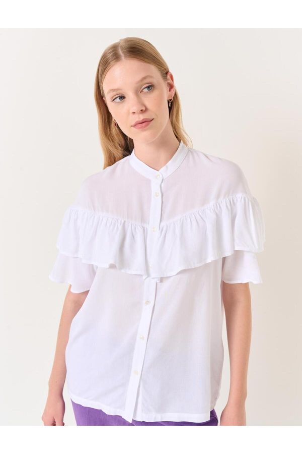 Jimmy Key Jimmy Key White Shirt with a Large Collar Short Sleeves and a Frill Detailed Shirt.