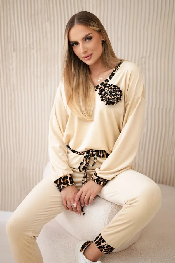 Kesi Włoski Kesi Włoski Velour set with a decorative brooch dark beige