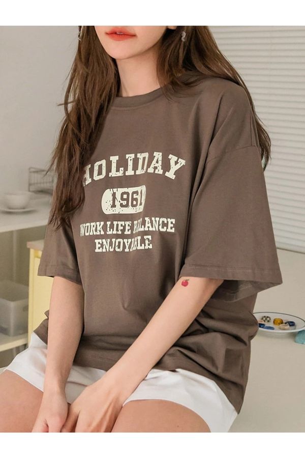 Know Know Women's Brown Holiday 1961 Printed Oversized T-shirt