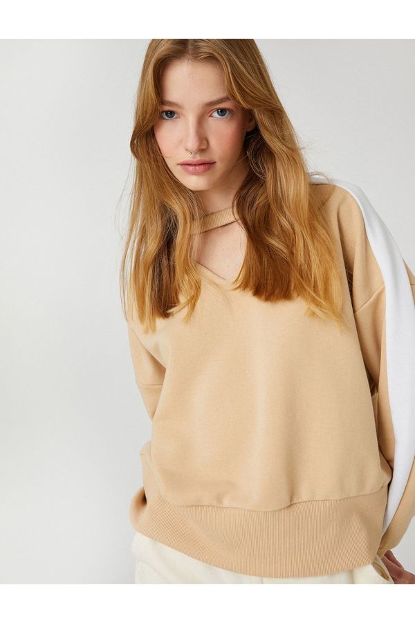 Koton Koton Crewneck Sweatshirt with a relaxed fit, long sleeves and ribbed trim.