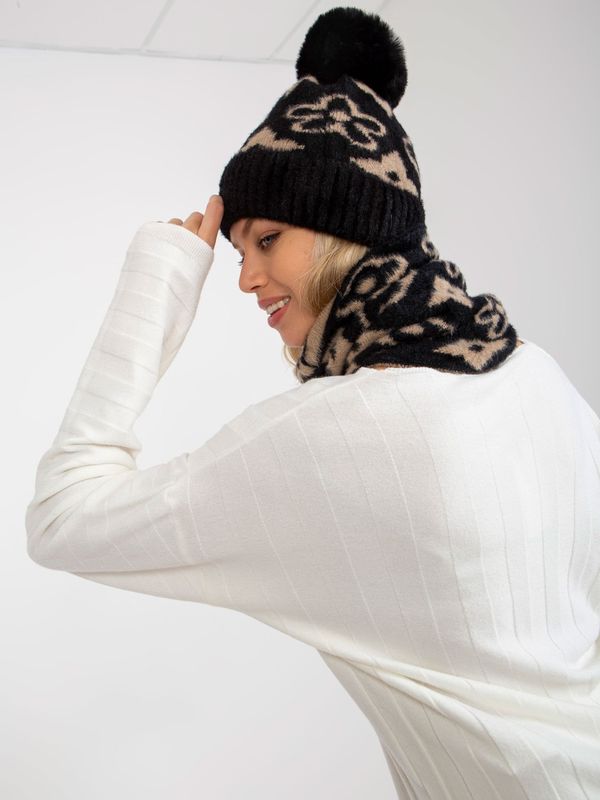 Fashionhunters Lady's black-beige winter beanie with pompom