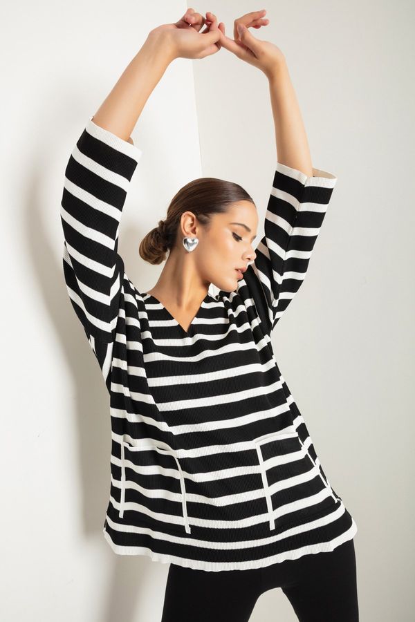 Lafaba Lafaba Women's Black V-Neck Striped Knitwear Sweater