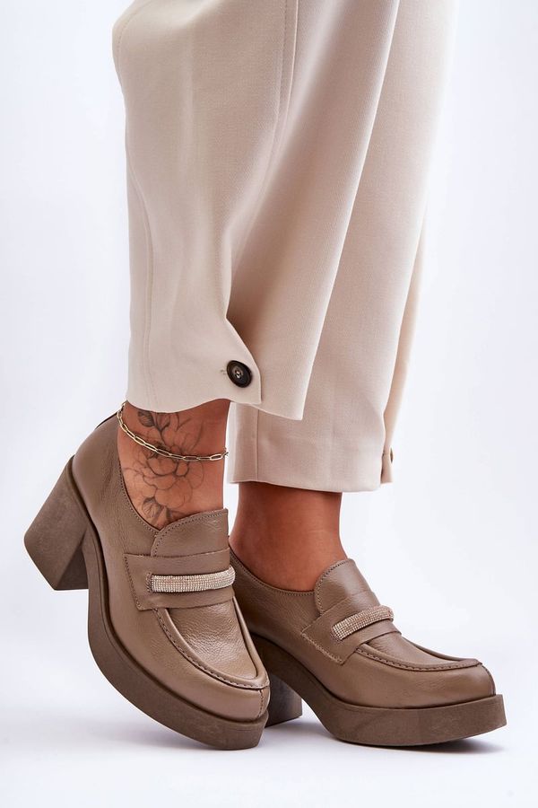 Kesi leather shoes on the post with dark beige gelanor decoration