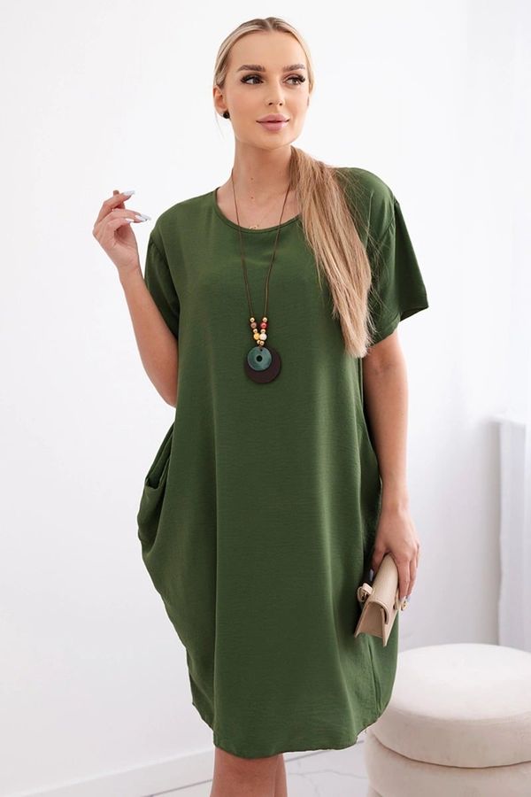 FASARDI Loose dress with pockets and a pendant, light green