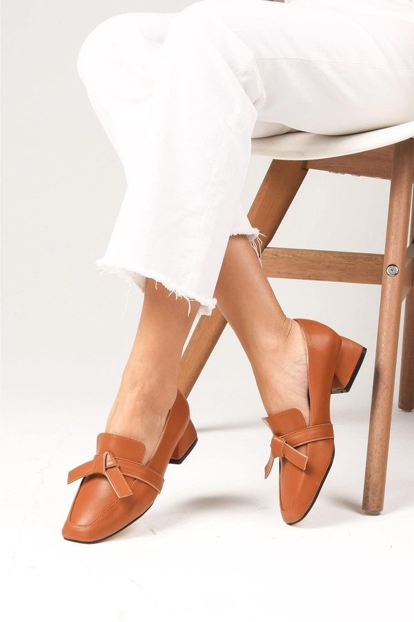 Mio Gusto Mio Gusto Agatha Women's Flat-Toe Short Heeled Shoes with a Tan Bow Bow and Accessories.