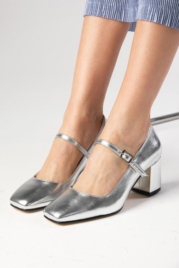 Mio Gusto Mio Gusto Alda Women's Silver Color Flat Toe Heeled Shoes