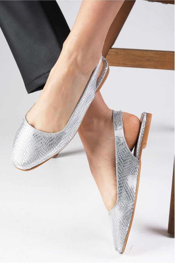 Mio Gusto Mio Gusto Ally Silver Color Snakeskin Patterned Flat Toe Women's Flat Shoes