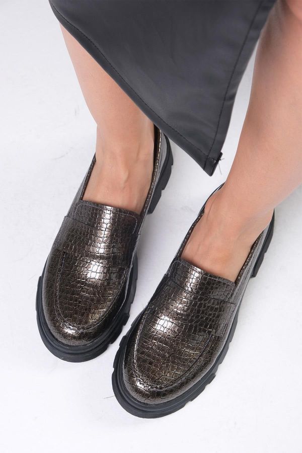 Mio Gusto Mio Gusto Andrea Metallic Gray Color Thick Soled Women's Loafer Shoes