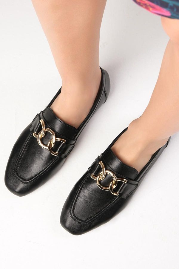 Mio Gusto Mio Gusto Dakota Genuine Leather Black Color Chain Accessory Blunt Toe Women's Loafer Shoes