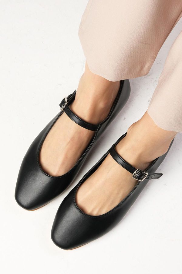 Mio Gusto Mio Gusto Gillian Women's Flat Toe Flat Shoes in Black.