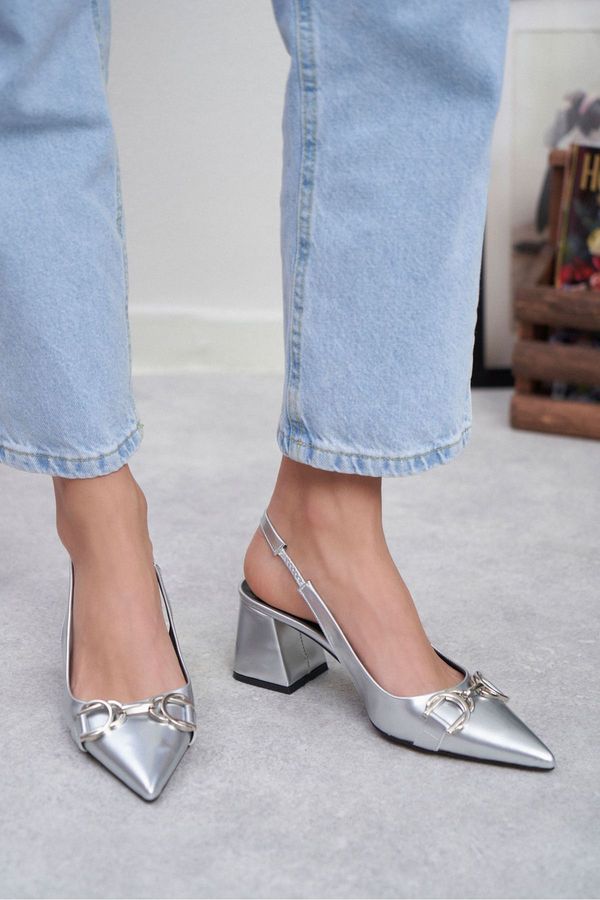 NİŞANTAŞI SHOES NİŞANTAŞI SHOES Daphne Silver Patent Leather Accessory Detailed Pointed Toe Women's Heeled Shoes