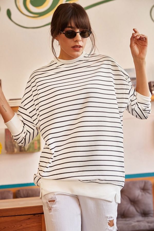 Olalook Olalook Women's Black Collar Detailed Thick Sweatshirt