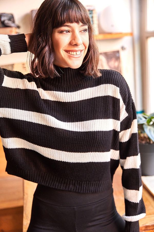 Olalook Olalook Women's Black Striped Half Turtleneck Crop Knitwear Sweater