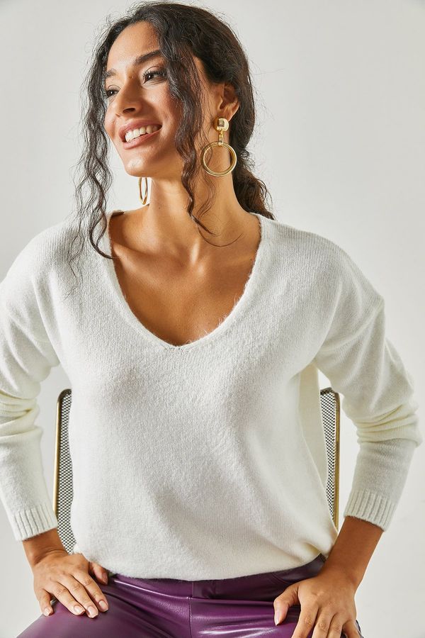 Olalook Olalook Women's Ecru V-Neck Soft Textured Knitwear Sweater
