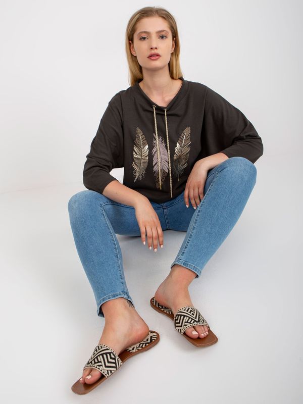 Fashionhunters Plus-size khaki blouse with appliqué and print